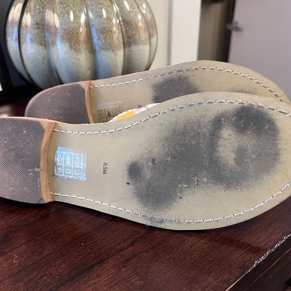 Jack Rogers Lemon Sandals, Size 8.5. - Picture 3 of 5